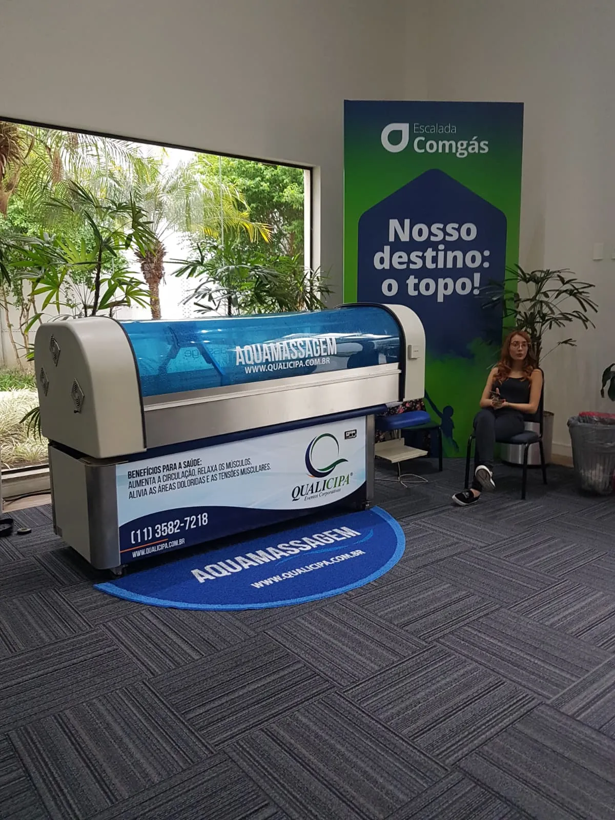 Aquamassagem posicionada em corredor de evento